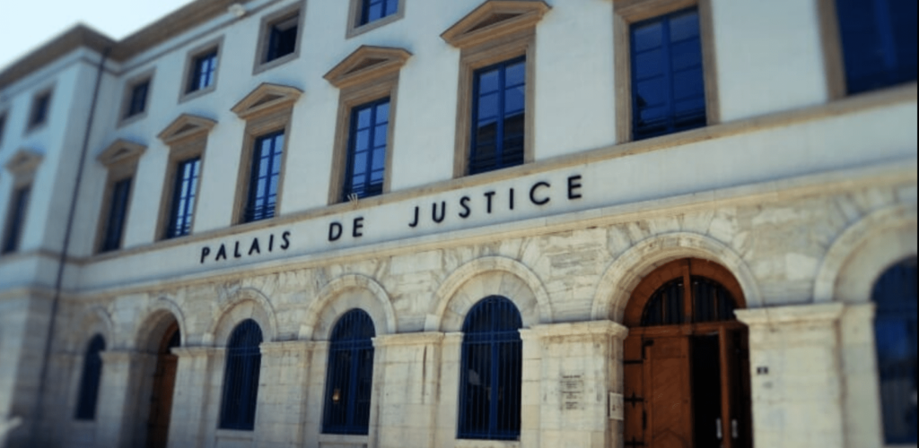 palais-justice-exterieur-avocats-drome