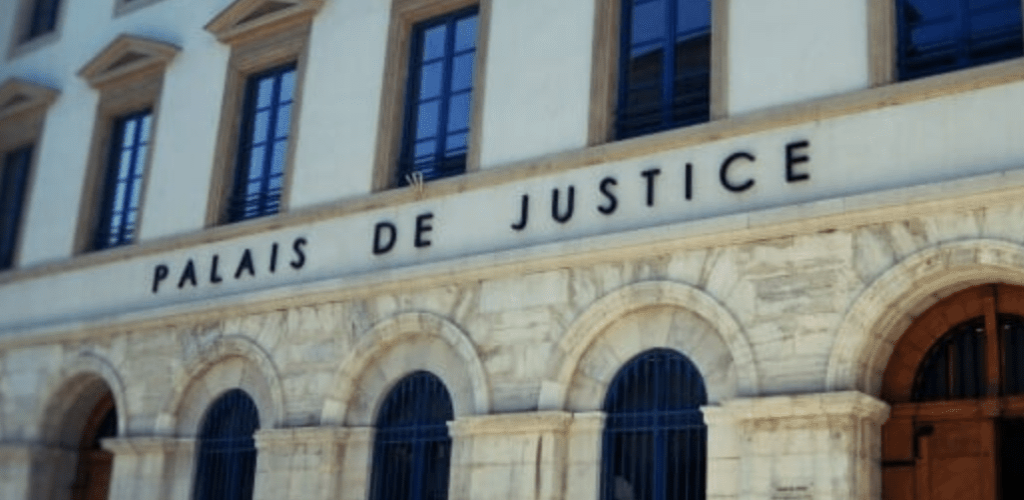 palais-justice-exterieur-avocats-drome